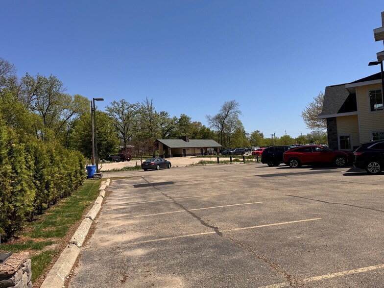 More Photos Of 400 Interlake Dr, Madison Office For Lease