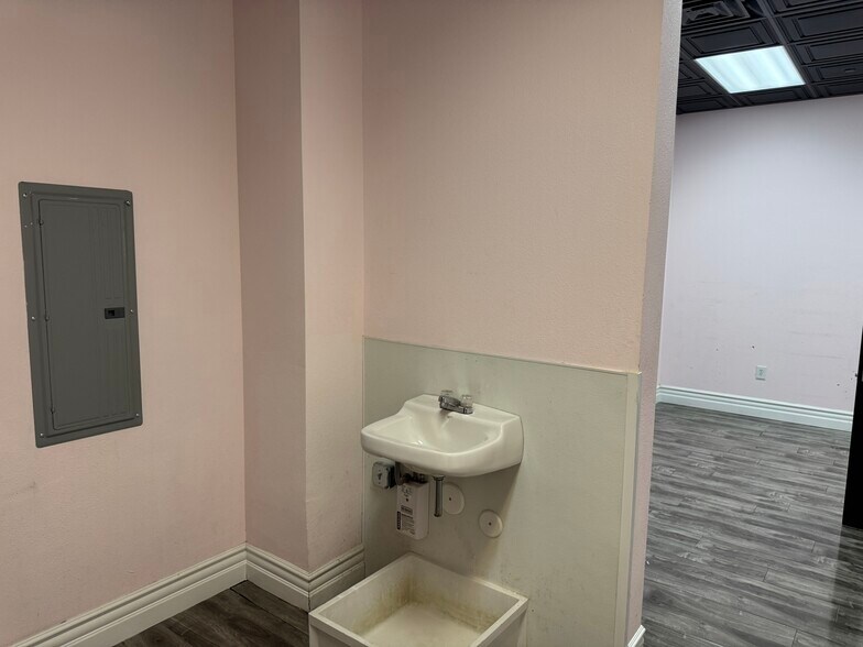 More Photos Of 6446 N Durango Dr, Las Vegas Freestanding For Lease