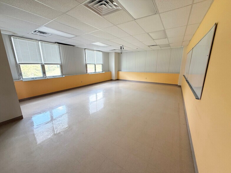 More Photos Of 810 Soldiers Way, Evansville Schools For Sale