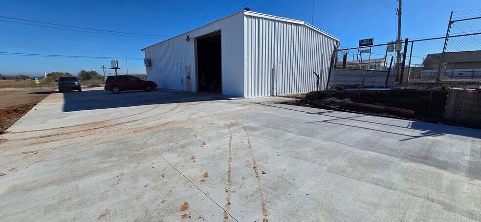 More Photos Of 6109 S I 35 Service Rd, Oklahoma City Flex For Lease