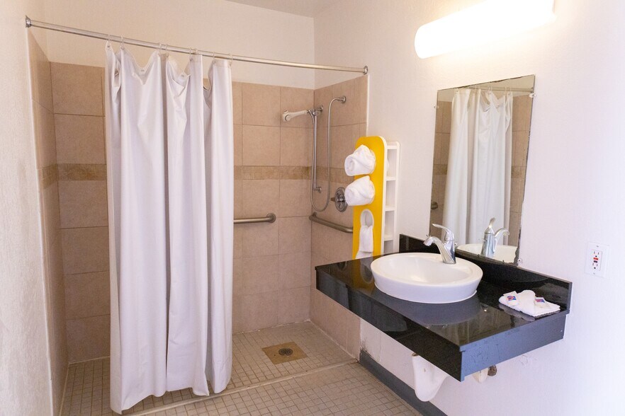 More Photos Of 2420 Commerce Rd, Goodland Hotel For Sale