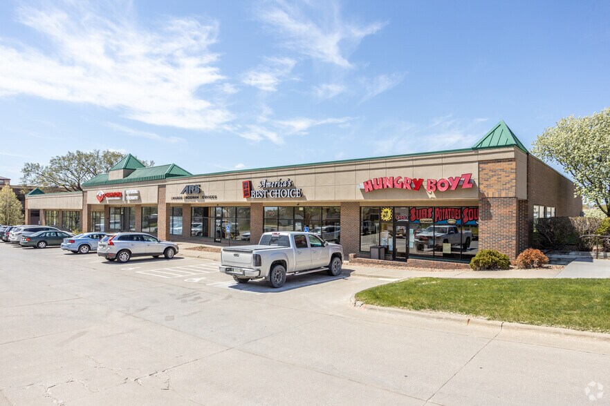 More Photos Of 3000-3070 100th St, Urbandale Showroom For Lease