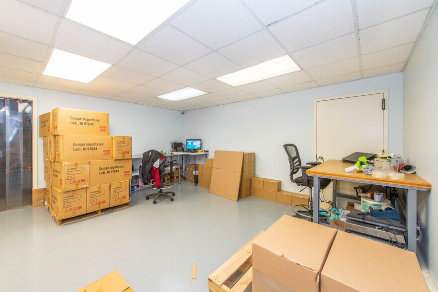 More Photos Of 148 Myer St, Hackensack Warehouse For Lease