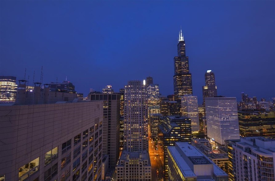 More Photos Of 555 W Madison St, Chicago Apartments For Lease