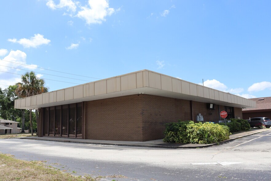 More Photos Of 940 Deltona Blvd, Deltona Bank For Sale