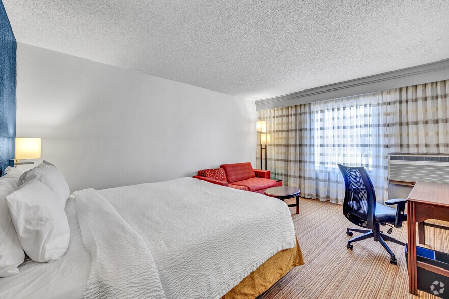 More Photos Of 9190 Gulf Fwy, Houston Hospitality For Sale