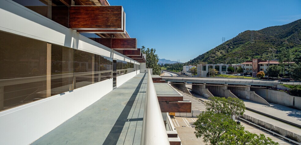 More Photos Of 4444 W Lakeside Dr, Burbank Office For Lease