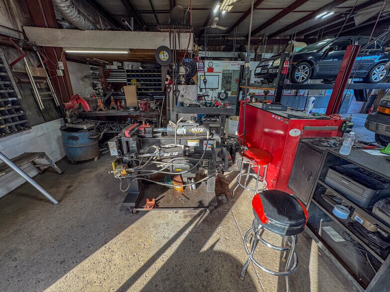 More Photos Of 8600 Gravois Rd, Saint Louis Auto Repair For Sale