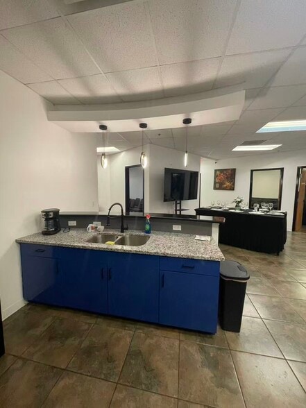 More Photos Of 7075 Kingspointe Pky, Orlando Showroom For Sale
