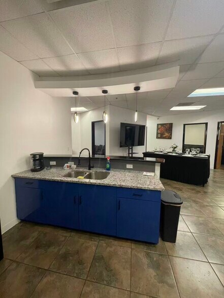 More Photos Of 7075 Kingspointe Pky, Orlando Showroom For Sale