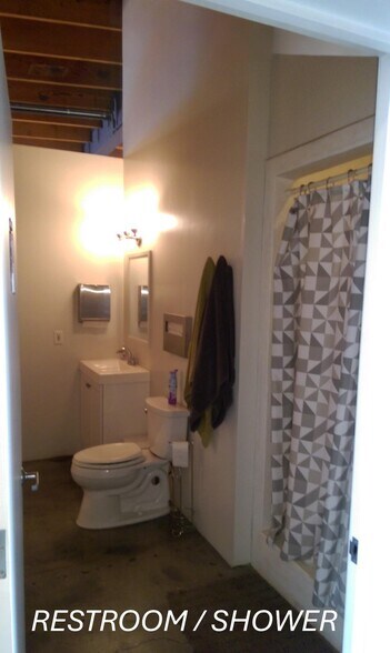More Photos Of 1330 W 12th St, Los Angeles Flex For Lease