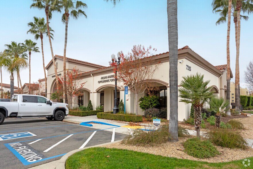 Primary Photo Of 7215 N 1st St, Fresno Loft Creative Space For Lease