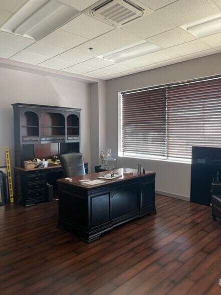 More Photos Of 211 Lake Dr, Newark Flex For Sale