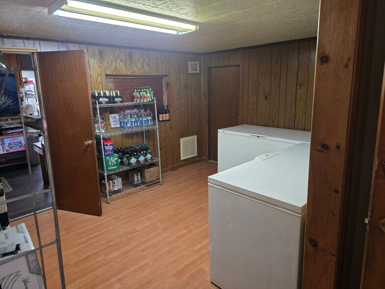 More Photos Of 707 E Broadway St, Brunswick General Retail For Sale