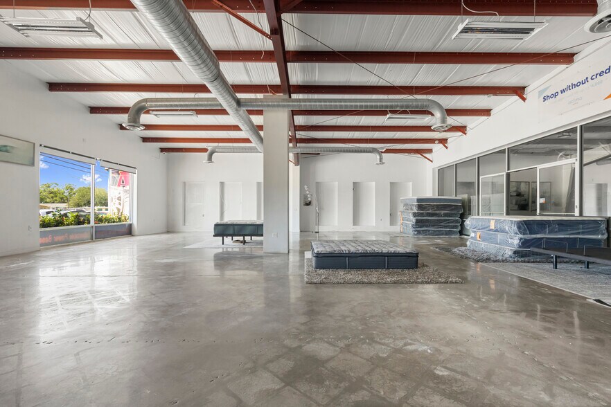More Photos Of 11425 N 66th St, Largo Showroom For Lease
