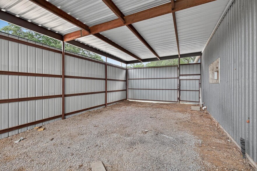 More Photos Of 201 W 9th St, Burnet Warehouse For Lease