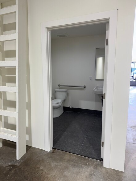 More Photos Of 1726 N Ventura Ave, Ventura Manufacturing For Lease