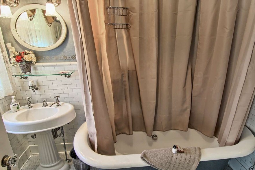 More Photos Of 230 Wellington St, Traverse City Hospitality For Sale