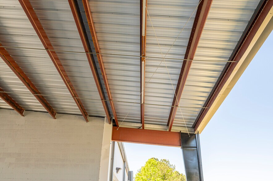 More Photos Of 8120 Windsor Hill Blvd, North Charleston Light Distribution For Sale