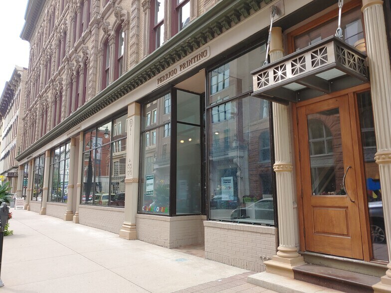 More Photos Of 125 Ottawa Ave NW, Grand Rapids Office For Lease