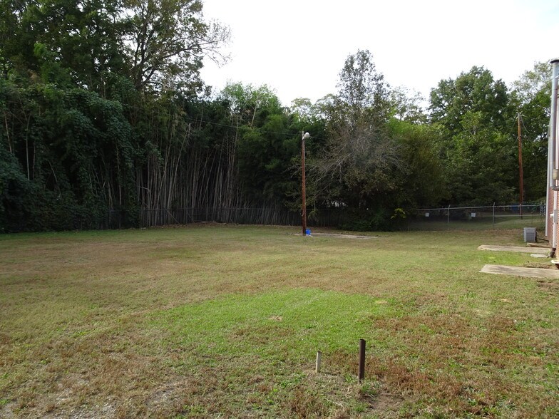 More Photos Of 910 Edgefield St, Greenwood Light Distribution For Sale