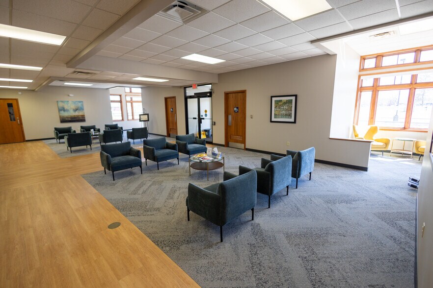 More Photos Of 1110 Oak Ridge Dr, Eau Claire Medical For Lease