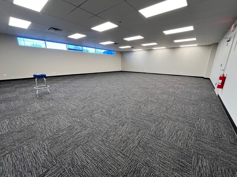 More Photos Of 425 Quadrangle Dr, Bolingbrook Office For Lease