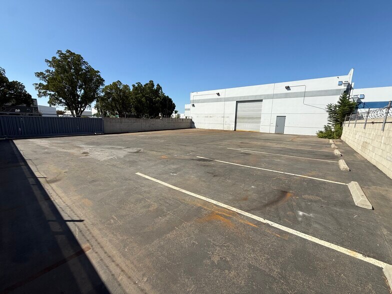 More Photos Of 391 Elizabeth Ln, Corona Warehouse For Lease