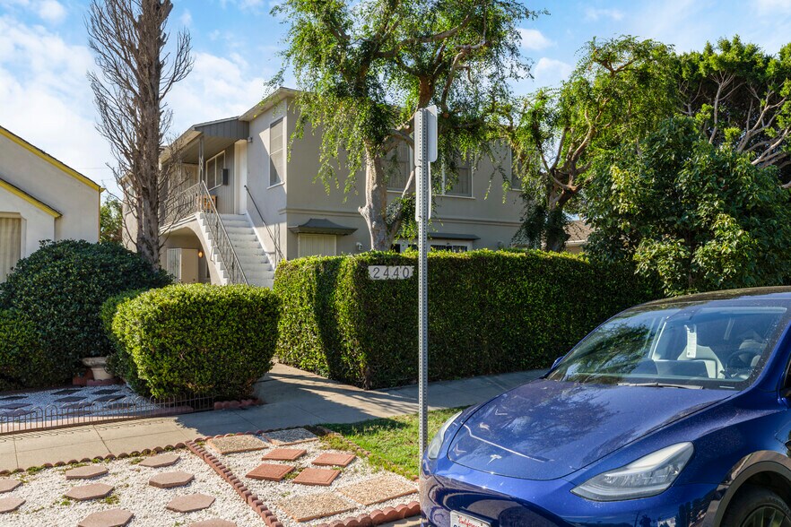 More Photos Of 2440 Arizona Ave, Santa Monica Apartments For Sale