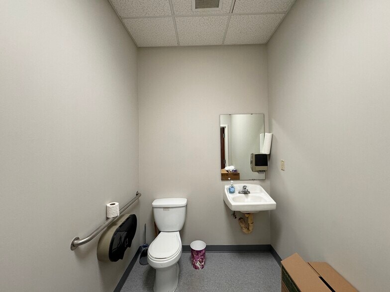 More Photos Of 4780-4806 N Orange Blossom Trl, Orlando Showroom For Lease