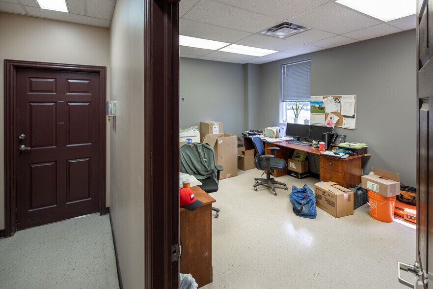 More Photos Of 921 Keyes Dr, Woodstock Warehouse For Lease