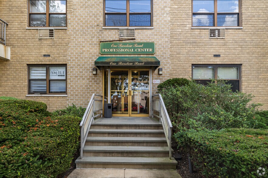 More Photos Of 1 Barstow Rd, Great Neck Apartments For Sale