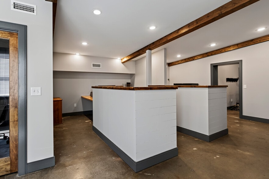 More Photos Of 2305 Cruzen St, Nashville Service For Sale