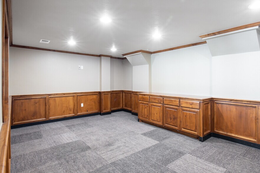 More Photos Of 12007 NE 23rd St, Choctaw Warehouse For Sale