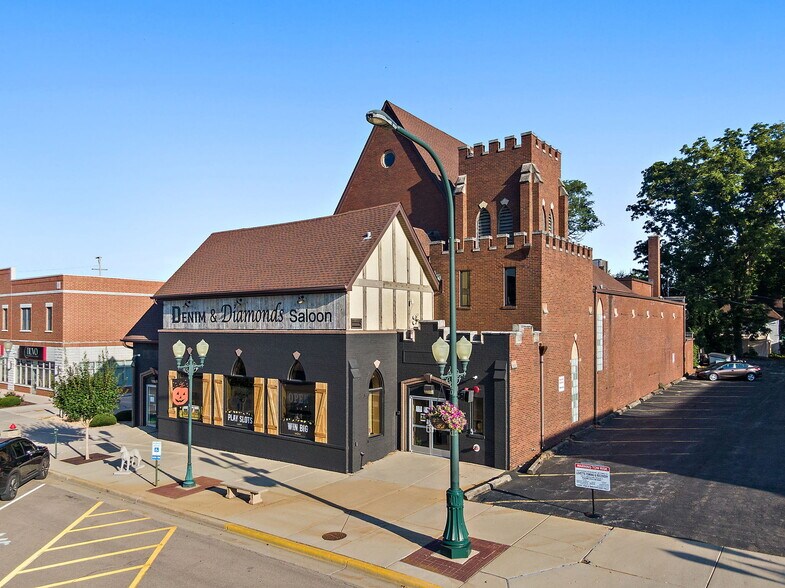 More Photos Of 425 W State St, Sycamore General Retail For Sale