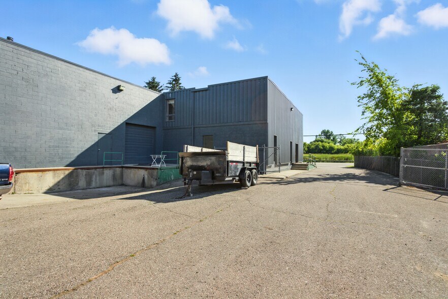 More Photos Of 4800 Joslyn Rd, Lake Orion Light Manufacturing For Sale