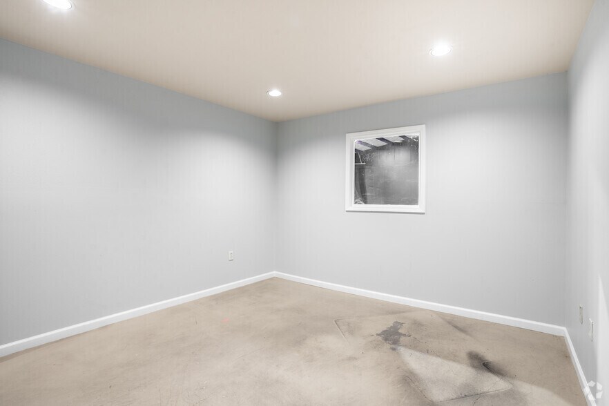 More Photos Of 1646 Blaisdale Rd, Richmond Warehouse For Lease