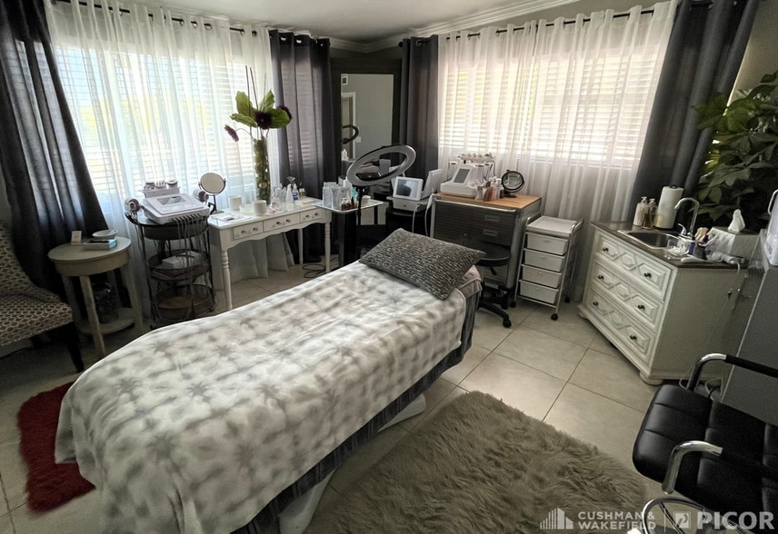 More Photos Of 1102 W Ina Rd, Tucson Light Distribution For Sale