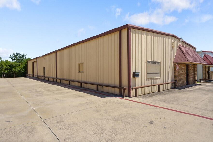 More Photos Of 621 Industrial Blvd, Grapevine Distribution For Lease