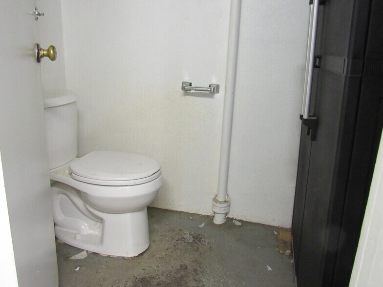 More Photos Of 32 Aqueduct St, Ossining Warehouse For Lease