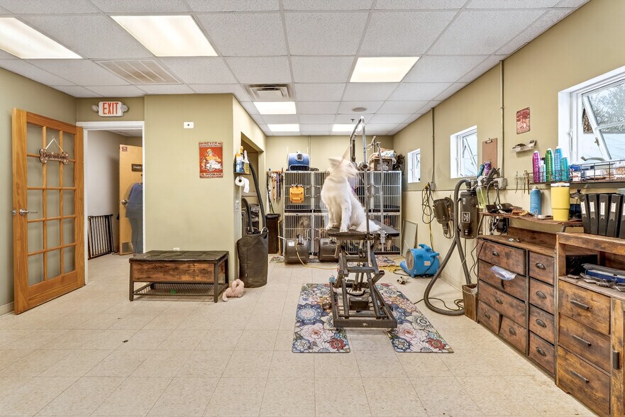More Photos Of 140 Summer St, Holliston Veterinarian Kennel For Sale