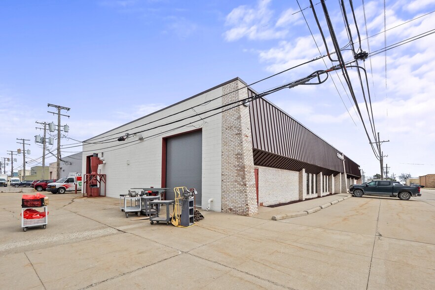More Photos Of 32301 Howard Ave, Madison Heights Manufacturing For Lease