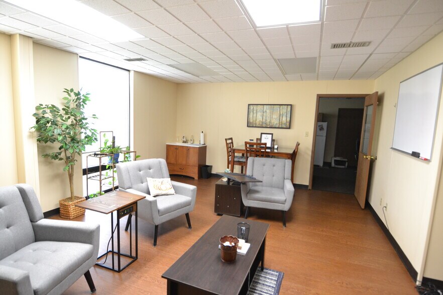 More Photos Of 1 Crown Dr, Kirksville Office For Sale