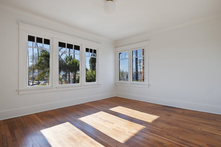 More Photos Of 4572 W Washington Blvd, Los Angeles Office For Sale