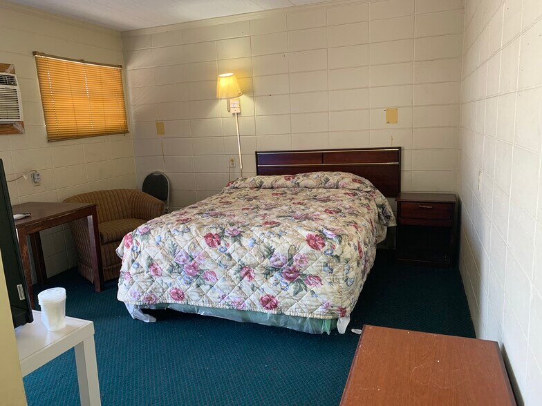 More Photos Of 3682 N College Ave, Jackson Hotel For Sale