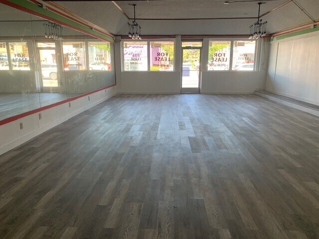 More Photos Of 2706 Samuell Blvd, Dallas Storefront For Lease