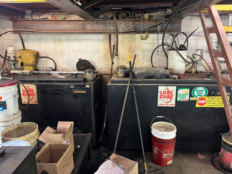 More Photos Of 1202 Cherokee St, Lindsay Auto Repair For Sale