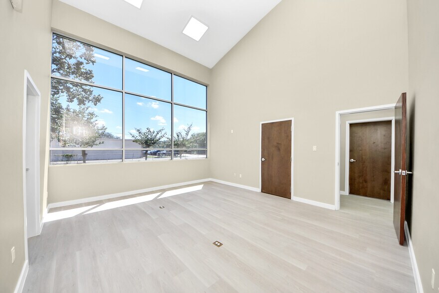 More Photos Of 1563 Live Oak St, Webster Office For Sale