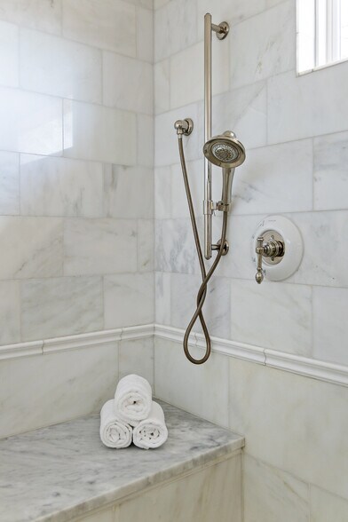 More Photos Of 1810 W 35th St, Austin Specialty For Sale