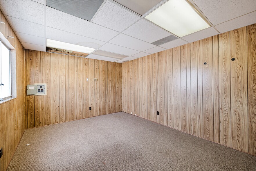More Photos Of 824 Poplar St, Carlin Industrial For Sale